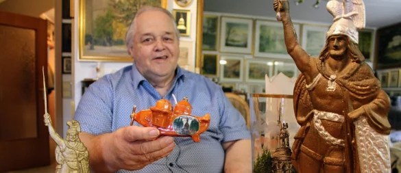 Seit fast 50 Jahren sammelt Wilfried Mellies mit großer Leidenschaft alles rund ums Hermannsdenkmal. Darunter auch "Kitsch und Kunst", wie er es nennt. Vom Salz-und-Pfeffer-Flugzeug bis zur Milchkuh ist alles dabei. - © Yvonne Glandien