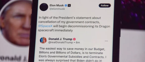 Kritiker bemängeln zunehmende Desinformationen sowie Hass und Hetze auf Plattformen wie "X" von US-Unternehmer Elon Musk. - © IMAGO/ZUMA Press Wire