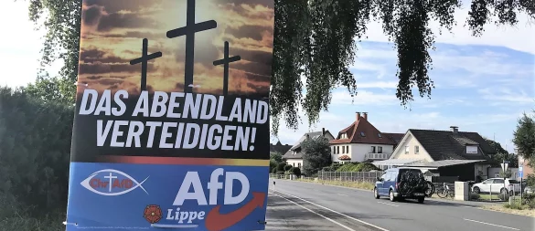 Rechtsextreme Kamprhetorik im Namen des Christentums: Plakate wie diese hängen im Kreis Lippe, wie hier in Heidenoldendorf. - © Anneke Quasdorf