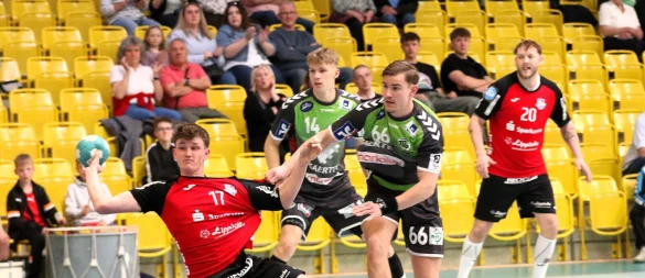 THL-Kreisläufer Lars Bakker mit vollem Einsatz beim Spiel in der vergangenen Saison gegen den TV Emsdetten. - © Oliver König