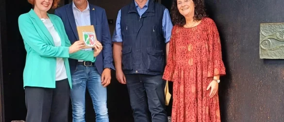 Bei der Übergabe der Plakette: Manuela Buchholz (Untere Denkmalbehörde), Bürgermeister Dirk Tolkemitt, Thomas Morgenstern (stellvertretender Kirchenvorstandsvorsitzender), Pfarrerin Steffie Langenau. (Kirchenvorstandsvorsitzende; von links). - © Bildrechte: Auferstehungskirche