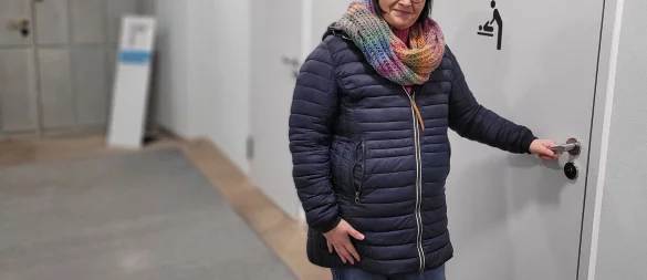 Stephanie Wackernagel vor der abgeschlossenen Behindertentoilette im Rathaus. Die wird für die Öffentlichkeit nur bei Veranstaltungen geöffnet. - © Katrin Kantelberg