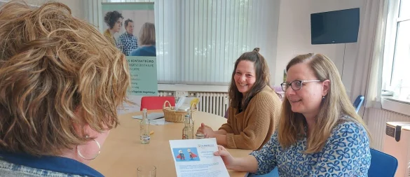 Helga Müller (links, Name von der Redaktion geändert) freut sich, dass sie von den Mitarbeiterinnen der Selbsthilfe-Kontaktstelle des Paritätischen im Kreis Lippe, Silke Stegelmann (rechts) und Danica Koch große Unterstützung bei der Gründung der Selbsthilfegruppe erfährt. - © Michaela Weiße