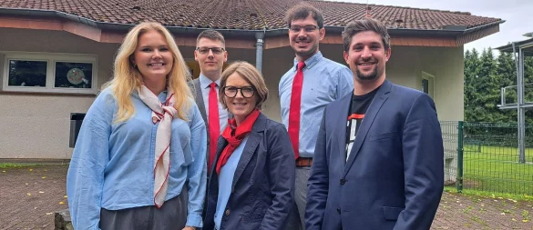 Treten bei der Kommunalwahl für Die Partei Schlangen an: Annalena Thiel, Christopher Hesse, Bianka Vollmer, Maximilian Scholz und Johannes Kuhlmeier (von links). - © Die Partei Schlangen
