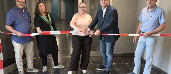 Geben das grundrenovierte Schulgebäude frei: Stellvertretender Schulleiter André Heinze, die technische Betriebsleiterin der BIG, Juliane Mauermann, Schulleiterin Monika Precker, Bürgermeister Christoph Dolle und Stadtkämmerer Winfried Kipke (von links). - © Stadt Blomberg
