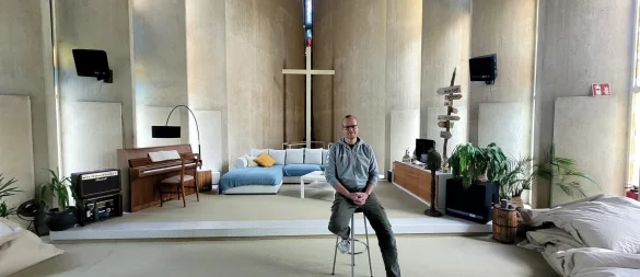 Ein "Lebenskünstla". Dominik Remmert in der Auferstehungskirche, die er für Veranstaltungen und Treffen nutzt und entsprechend umgestaltet hat. - © Katrin Kantelberg