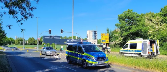 Nach dem schweren Verkehrsunfall ermittelt die Polizei an der Lockhauser Straße, wie es zu dem Zusammenstoß Pkw-Fahrrad kommen konnte. - © Katrin Kantelberg