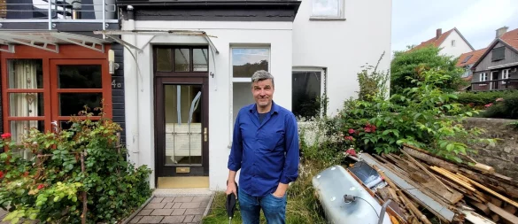 Thorsten Sagner und sein jüngstes Objekt am Veilchental. - © Katrin Kantelberg