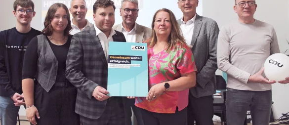 Tim Alexander (von links), Anna Görder, Dirk Tolkemitt, Jan Gentemann, Meinolf Haase, Sabine Mirbach, Volker Heuwinkel und André Schröder stellen das neue Programm vor. - © CDU Bad Salzuflen
