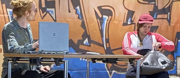 Das Theater-Ensemble Radiks steht mit einem Stück zum Mobbing auf der Bühne in der Johannes-Gigas-Schule. - © Johannes-Gigas-Schule