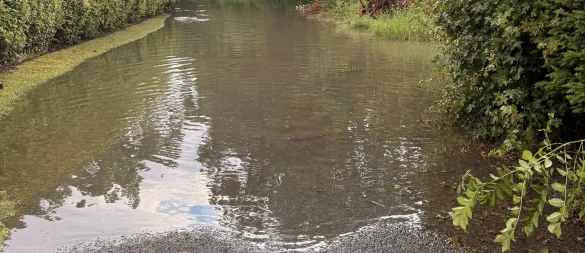 Durch anhaltenden Starkregen hat sich am Sonntag Wasser auf einigen Straßen gesammelt. - © Christopher Rieks/Feuerwehr Detmold