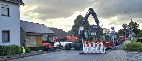 Mittwochmorgen um 7.30 Uhr wird auf der Baustelle Hiddentruper Straße gearbeitet. Dass dafür für acht Wochen eine Vollsperrung vorgesehen war, wird massiv kritisiert. In vier Wochen soll es eine andere Lösung geben. - © Astrid Sewing