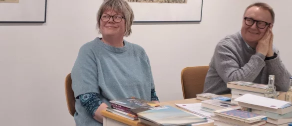 Sabine Deppenmeier (Hugendubel Detmold) und Alfred Westermann (ehemals Buchhaus am Markt Detmold) haben in der Stadtbücherei ihre Lieblingsbücher vorgestellt. - © Stadtbücherei Barntrup