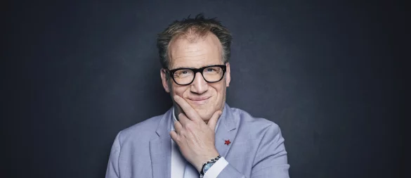 Jens Heinrich Claassen kommt am Samstag, 7. März, in den Klostersaal Lügde und bietet dem Publikum einen Abend voller unerwarteter Pointen. - © Olli Haas