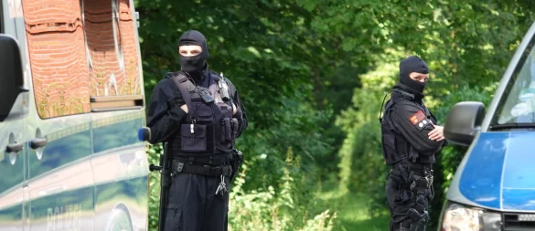Die Schockanrufer wurden durch speziell geschulte Beamte in ihren Wohnungen in OWL festgenommen. - © Symbolbild: Paul Brinkmann