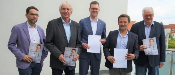 Kämmerer Uwe Aust, Hans Hofste (Vorsitzender des Ausschusses für Wirtschaft und Stadtentwicklung, von links), Bürgermeister Matthias Kalkreuter, Yildiray Eyidogan (Geschäftsführung MIBO 1 Projektgesellschaft mbH, Bielefeld) und Gerd Lütge (stellvertretender Vorsitzender des Ausschusses für Wirtschaft und Stadtentwicklung) bei der Vertragsunterzeichnung. - © Stadt Lage