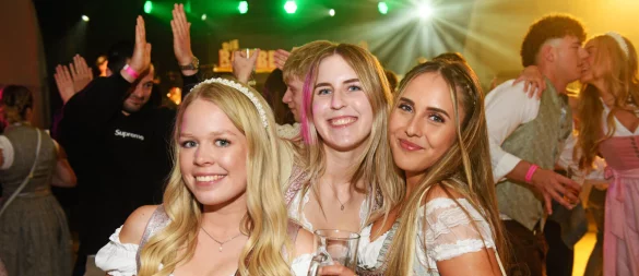 Im Dirndl zu Alpenrock-Knallern von den Bambergern feiern: Das war am Wochenende auf dem Kussler Ball möglich. - © Nicole Ellerbrake