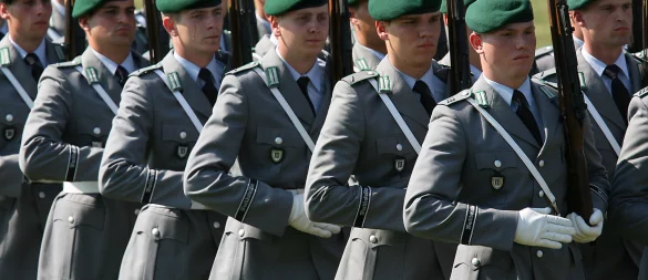 Bundeswehrsoldaten marschieren 2007 in Augustdorf zu einem feierlichen Gelöbnis auf. - © dpa