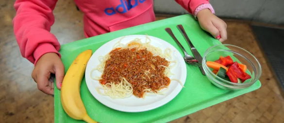 Die SPD fordert Entlastungen für Familien beim Mittagessen der Kinder in Schulen und Kitas in NRW. - © Oliver Krato