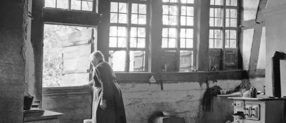 Aufnahmen wie die einer älteren Frau am Fenster zeigen, dass Josef Schepers mit kunsthistorischen Motiven und dem Bildaufbau vertraut gewesen ist. - © LWL/Josef Schepers