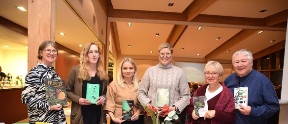 Gabriele Brakensiek, Conny Patrzek, Natalia Schmidt, Cerrin Wehrmann-Ristau, Martina Lange und Jörg Czyborra (von links) haben eine Auswahl ihrer liebsten Bücher in das katholische Pfarrheim mitgebracht.
Foto: Karin Prignitz - © Karin Prignitz