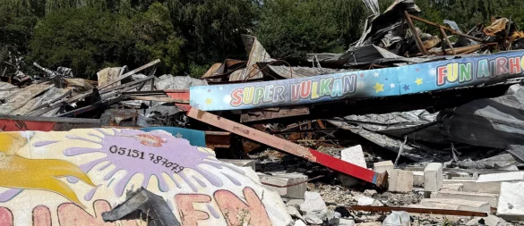 Liegt in Schutt und Asche: Das beliebte Indoor-Spielparadies Ratzfatz in Klein Berkel ist am frühen Morgen des 7. April bis auf die Bodenplatte niedergebrannt. Auch drei Monate nach dem Großfeuer ist die Ruine immer noch beschlagnahmt. - © Ulrich Behmann