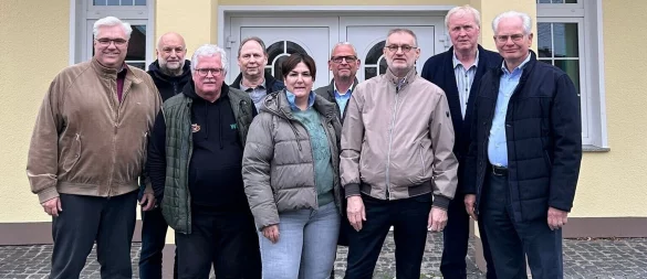 WSB-Präsident Dr. Maik Hollmann (links) und sein Vorstandsteam besuchen das ABS-Organisationsteam um Peter Begemann und Dirk Heistermann (hintere Reihe links). - © ABS