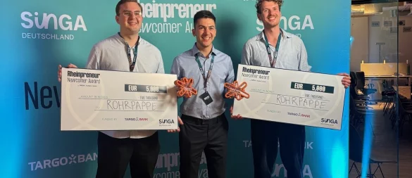 Abdulwadoud Alikhwan (Mitte), Marvin Schidlowski (links) und Mathias Mersch (rechts) freuen sich über den dritten Platz und den Publikumspreis beim Rheinpreneur Newcomer Award in Düsseldorf. - © TH OWL