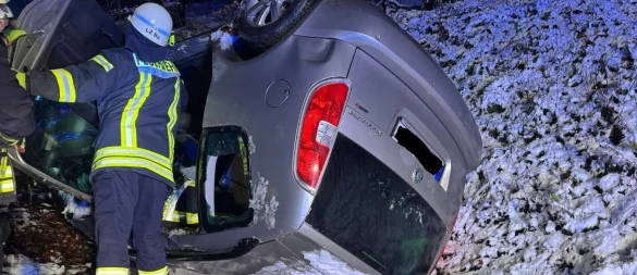 Das Auto lag auf dem Dach im Straßengraben. - © Löschzug Bösingfeld