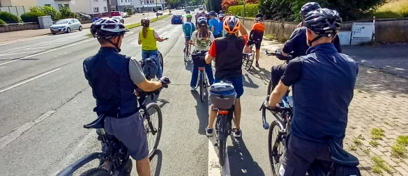 Mehrfach mussten die Radler anhalten, damit das Feld wieder zusammenfand. - © Björn Kenter