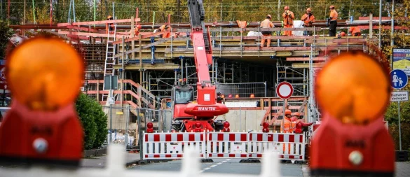 Die Bauarbeiten an der Brücke über Sophienstraße laufen nach Plan. Derzeit wird die neue ICE-Trasse erstellt. - © Daniel Salmon