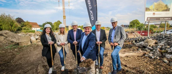 Ghazal Taheri (SEH, von links), Britta Kwast (Goldbeck), Marcel Haselof, Tim Kähler, Jochen Tacke (Goldbeck) und Hartmut Dieckmann (Firma Dieckmann) beim symbolischen Spatenstich am künftigen Standort von Herfords größtem Parkhaus. - © Daniel Salmon