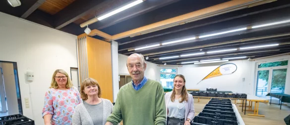 Der Lebensmittelpunkt ist von Senne nach Brackwede umgezogen. Klaus Milsmann erklärt Cornelia Winter (v.l.), Angelika Ammann und Nora Manzke die Logistik der Lebensmittelvergabe. - © Sarah Jonek