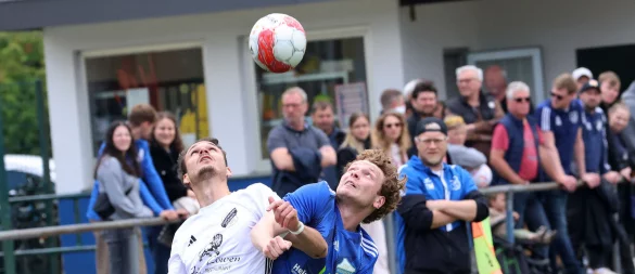 Moritz Simon von der TSG Holzhausen-Sylbach im Duell mit Kircheides Leon Delker. - © Paul Cohen