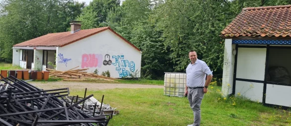 Die Arbeiten gehen voran, derzeit werden die Baumaterialien im Feriendorf auseinandersortiert, bevor die Häuser abgerissen werden können. BIG-Chef Benjamin Bossemeyer ist zuversichtlich, dass sich die Flächen gut nutzen lassen. werden. - © Marianne Schwarzer