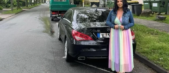 Ziemlich genau an dieser Stelle ereignete sich der Vorfall im April 2023 in der Bismarckstraße. Für ein Foto hat sich Simone Fierus vor ihrem neuen Auto noch einmal dorthin gewagt. MT-Foto: - © Patrick Schwemling