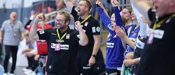 Steffen Birkner, Trainer der HSG Blomberg-Lippe, freut sich riesig über die Vorstellung beim 35:25 gegen den Thüringer HC. - © Paul Cohen