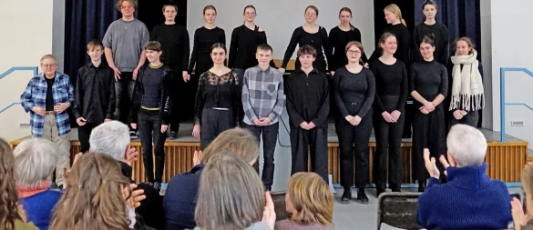 Schülerinnen und Schüler erarbeiteten im Januar Theaterszenen zum Leben des Detmolders Fritz Herzberg. Links im Bild dessen Tochter, Joanne Herzberg. - © Archivbild: Elisabeth Hecker/Grabbe-Gymnasium