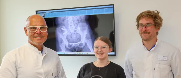 Freuen sich über die vollständige Genesung: Dieter Mann, Chefarzt der Klinik für Unfallchirurgie und Leiter des Regionalen Traumazentrums (v.l.), Patientin Emily Meyer und Oberarzt Johannes Dreischalück. - © St.-Elisabeth-Hospital