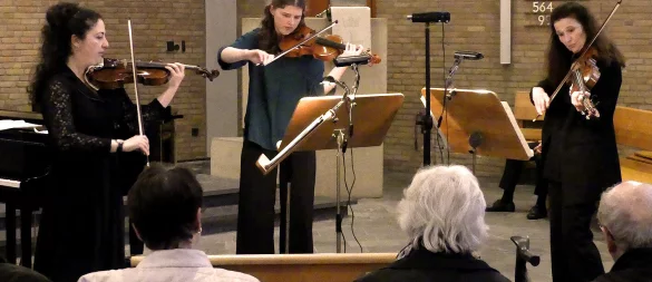Imge Tilif (Violine, von links), Niobe Langmaack (Violine) sowie Sibylle Langmaack (Viola) spielen Zoltán Kodály. - © Rudi Rudolph