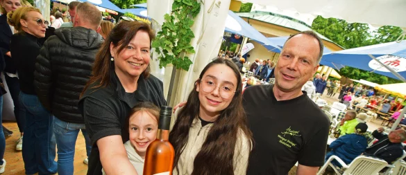 Die Winzerfamilie Breivogel: Christina (von links), Nyke, Lilly und Guido Breivogel aus Rheinhessen - © Nicole Ellerbrake