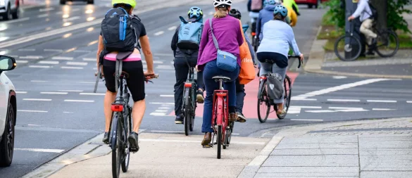 Rote Flächenmarkierungen sollen an Kreuzungen in NRW künftig als Standard auf einen querenden Radweg hinweisen. - © Robert Michael/dpa