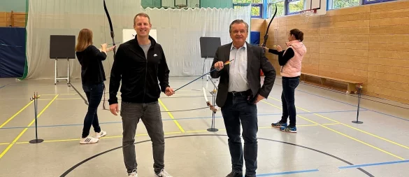 Schulleiter Stefan Schreckenberg-Lux (links) und Chefarzt Dr. Dr. Ulrich Preuß freuen sich über das neue Angebot. - © Schule im Klinikum/Kreis Lippe