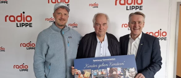 Wollen helfen: Frank Schröder, Radio Lippe (von links), Jürgen Wattenberg, Verein Kinder in Not Lippe, und Frank Sievert, Vorstandsmitglied der VerbundVolksbank OWL, freuen sich auf viele Spenden. - © Volksbank