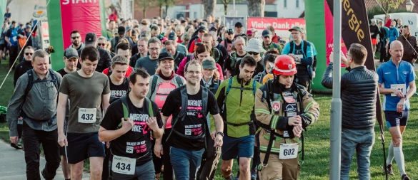 600 Wanderer starten im April am Schiedersee zum Warrior Hike. - © Max Werner