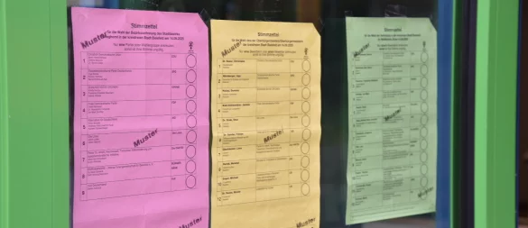 An der Tür war es richtig angeschlagen, aber der Wahlvorstand in Bielefeld-Ubbedissen gab den gelben Stimmzettel für die Oberbürgermeisterwahl zunächst nicht aus. - © Felix Brenneke