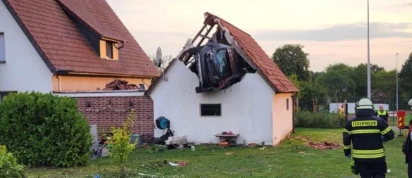 Das mit fünf Personen besetzte Auto landete im Dach des Hauses. Das hatte einen Großeinsatz der Rettungskräfte zur Folge. - © Polizei Osnabrück