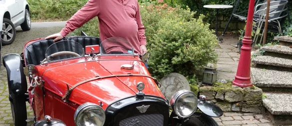 Oldtimer-Liebhaber Werner Gerke mit seinem Austin Seven. - © Axel Bürger