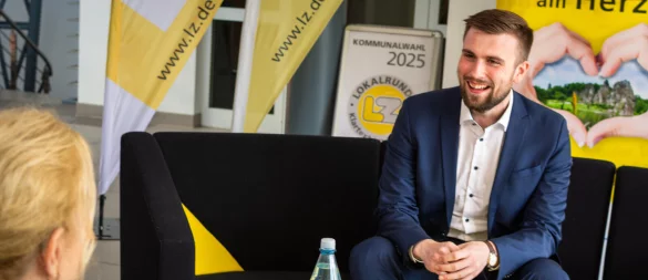 Der Augustdorfer SPD-Bürgermeisterkandidat Mats Uffe Schubert stellt sich vor der Stichwahl am Sonntag gut gelaunt den Fragen von LZ-Redakteurin Cordula Gröne. - © Raphael Bartling