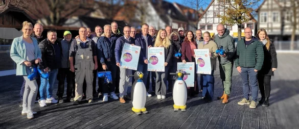 Sie alle haben die Lemgeor Eiswelt wieder möglich gemacht: Vertreter von Lemgo Marketing mit einigen der 140 Sponsoren. - © Katrin Kantelberg